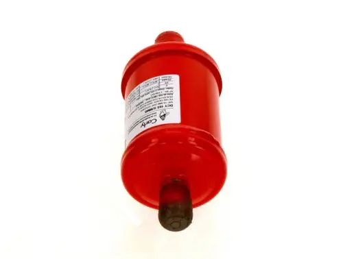 Roter zylindrischer Filter mit schwarzen Anschlüssen, beschriftet mit technischen Informationen. Die Marke Bosch ist auf der Seite des Filters zu sehen.